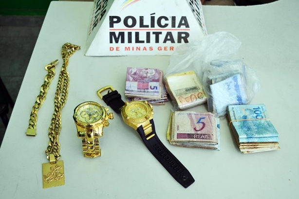 J&oacute;ias, rel&oacute;gios de ouro e muito dinheiro foram encontrados nos im&oacute;veis visitados pelos policiais