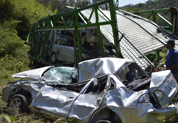 Os veículos que estavam no caminhão ficaram muito danificados e outros totalmente destruídos