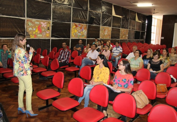 Natália Araújo, ministrou palestra de capacitação para os profissionais e aula presencial para os pós-graduandos.