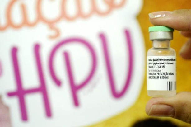 O Minist&eacute;rio da Sa&uacute;de reitera a import&acirc;ncia das meninas tomarem a segunda dose da vacina contra o HPV