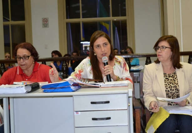Luciana Moreira respondeu a diversas perguntas do vereador Walmir Linhares na última terça-feira, na Câmara Municipal