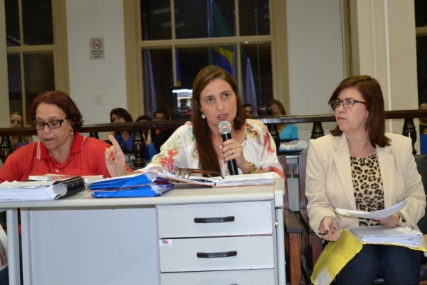 Luciana Moreira respondeu a diversas perguntas do vereador Walmir Linhares na &uacute;ltima ter&ccedil;a-feira, na C&acirc;mara Municipal