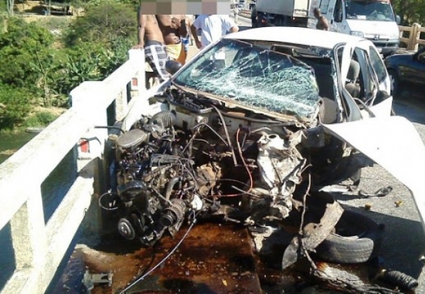 O VW Gol teve a frente totalmente destruída com o impacto da colisão