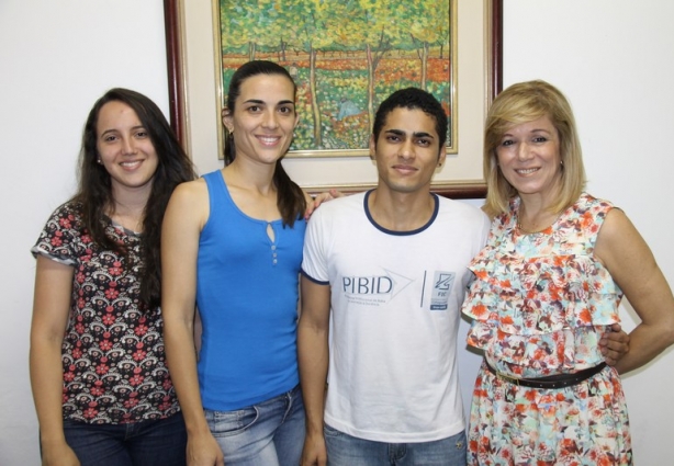 Juliana Iennaco com as graduandas do 6º período de de Pedagogia da FIC-Unis