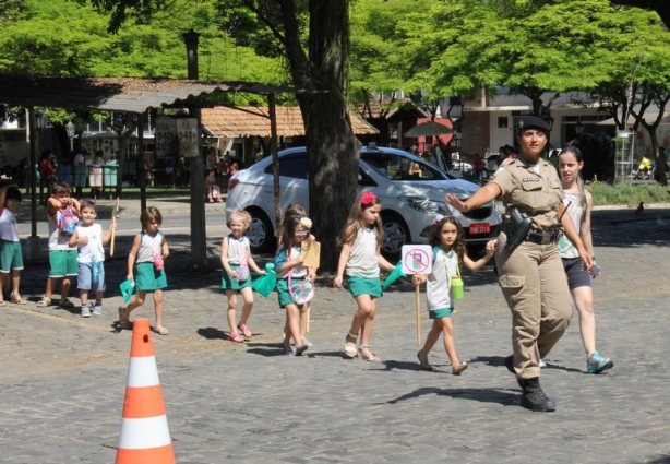 As crianças da Escola Florescer também aprenderam um pouco sobre trânsito e direitos e deveres do pedestre