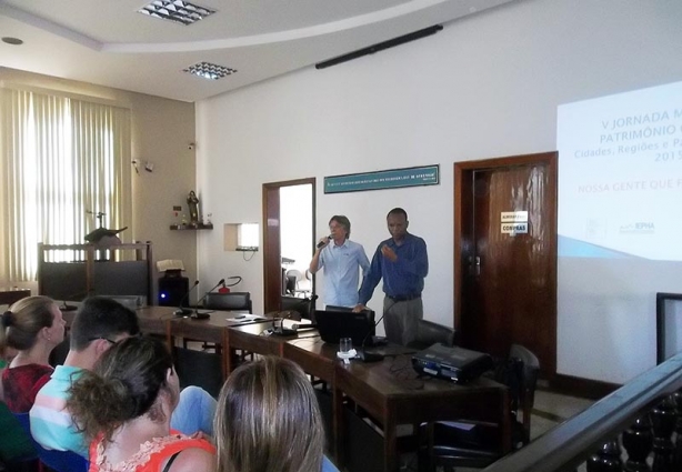 Zeca Junqueira e José Luiz Batista durante a abertura do evento na Câmara Municipal de Cataguases