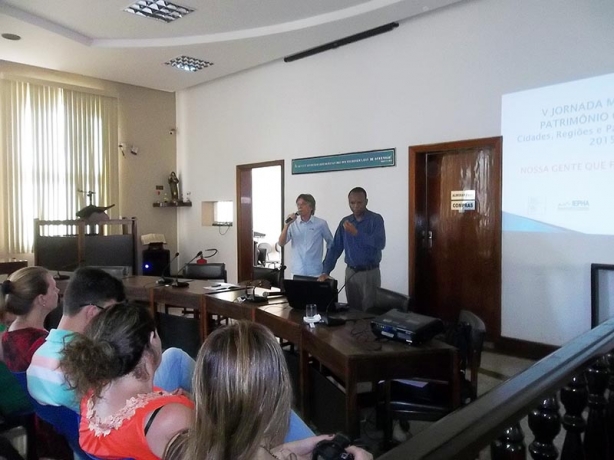 Zeca Junqueira e Jos&eacute; Luiz Batista durante a abertura do evento na C&acirc;mara Municipal de Cataguases