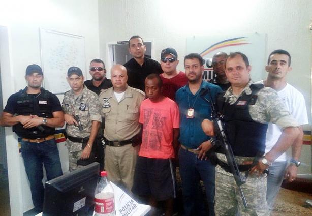 A equipe de policiais e agentes penitenciários que recapturou Milas Eduardo (de camisa vermelha)