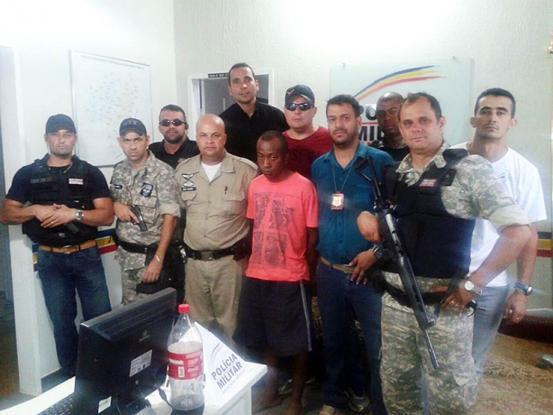 A equipe de policiais e agentes penitenci&aacute;rios que recapturou Milas Eduardo (de camisa vermelha)