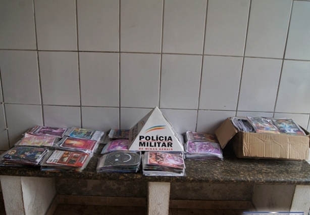 Mais de mil CDs e DVDs piratas foram apreendidos na região central de Muriaé, mas o responsável fugiu