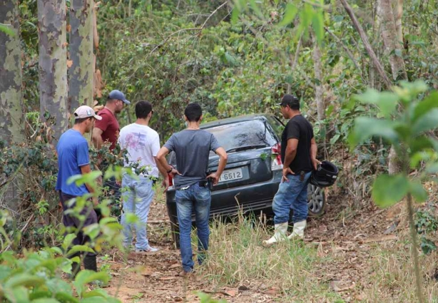 Carro encontrado em zona rural de Muriaé pode ser o usado em Santana de Cataguases