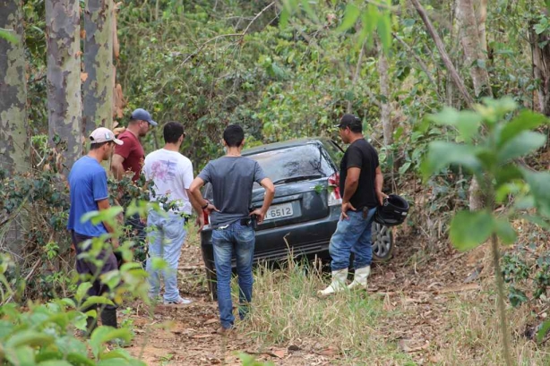 Carro encontrado em zona rural de Muria&eacute; pode ser o usado em Santana de Cataguases