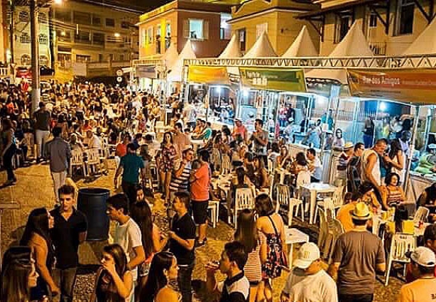 A área do festival recebe tendas onde funcionam bares que servem os deliciosos petiscos