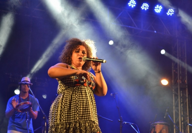 Thaylis Carneiro abre logo mais o 3º Festival de Samba e Petiscos de Miraí