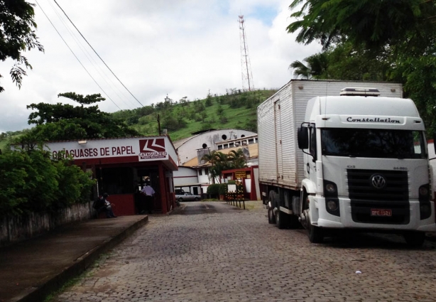 A empresa está paralisada há oito dias por falta de energia elétrica. Trabalhadores também reclamam pagamento