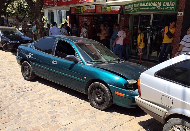 O Chrysler Neon que provocou o acidente colidiu na traseira da Parati, provocando um efeito dominó