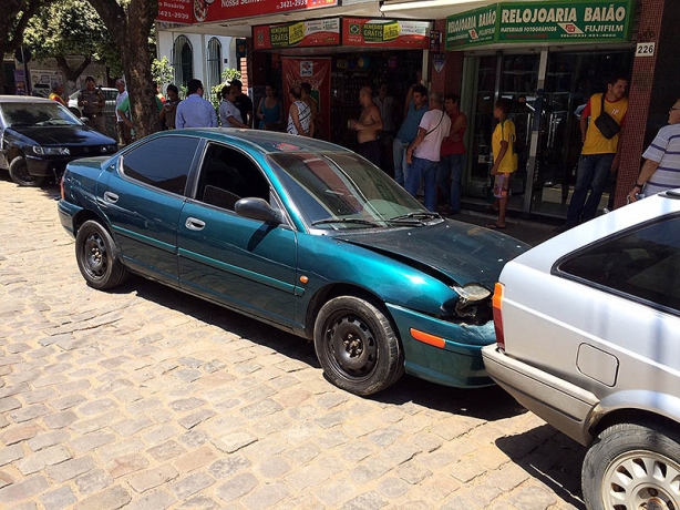 O Chrysler Neon que provocou o acidente colidiu na traseira da Parati, provocando um efeito domin&oacute;