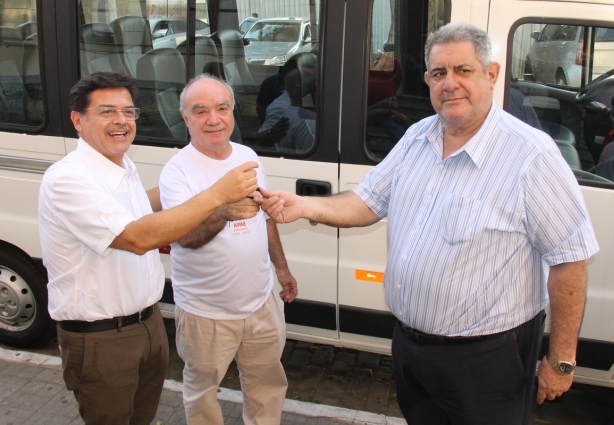 A entrega da chave da Van que será usada para o transporte de pessoas deficiente para a Apae