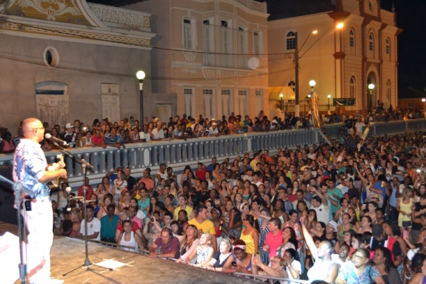 Dudu Nobre comanda a multid&atilde;o na segunda noite do Festival de Samba e Petiscos de Mira&iacute;