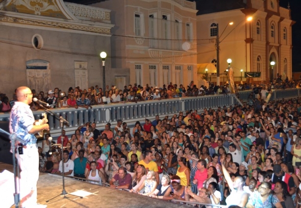 Dudu Nobre comanda a multidão na segunda noite do Festival de Samba e Petiscos de Miraí