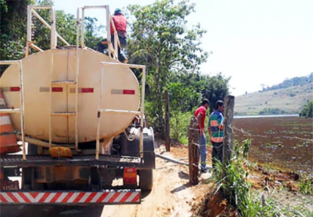 A prefeitura vem sensibilizando produtores rurais a cederem água de suas propriedades para ajudar no abastecimento do município
