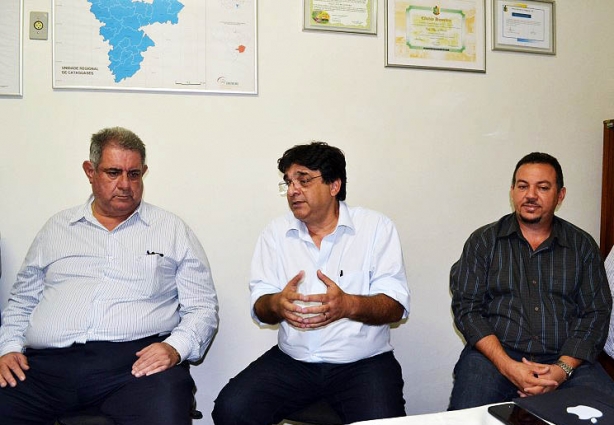 O prefeito Cesinha, o presidente da Emater-MG, Amarildo Khalil e Gerente Regional, Celso de Oliveira