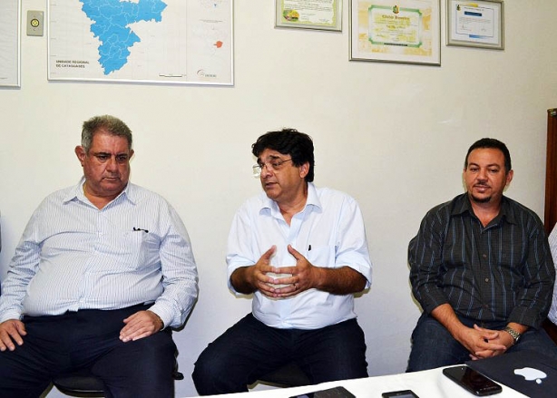 O prefeito Cesinha, o presidente da Emater-MG, Amarildo Khalil e Gerente Regional, Celso de Oliveira