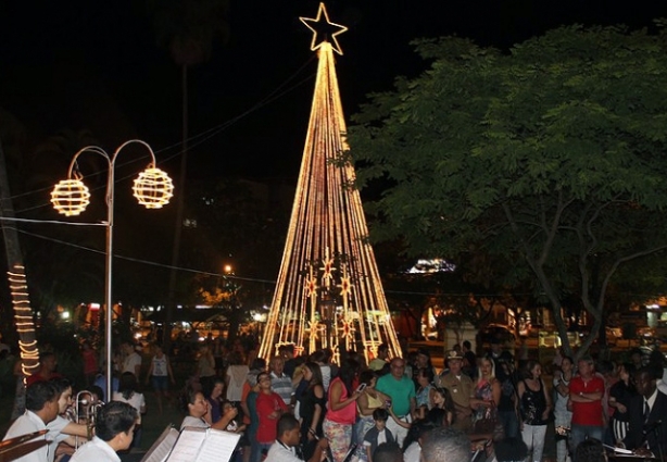 Ano passado, uma árvore de natal estilizada foi montada no meio da Praça Rui Barbosa