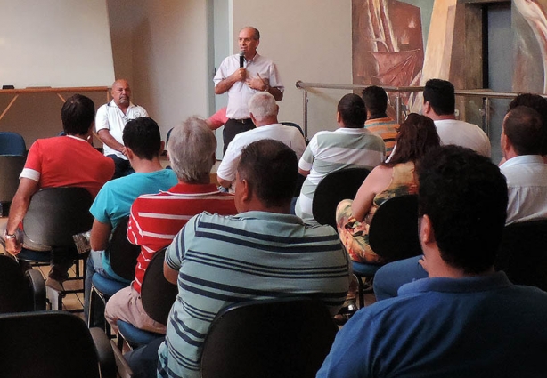 Antônio Lage discursa durante encontro municipal do PRB em Cataguases