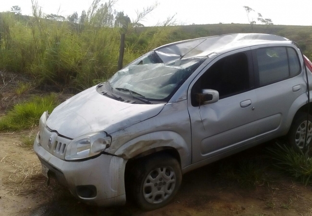 O Uno capotou várias vezes mas seu motorista praticamente não se feriu no acidente