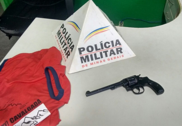 O revólver apreendido e a camisa em que ele estava envolvido quando foi encontrado pelos policiais