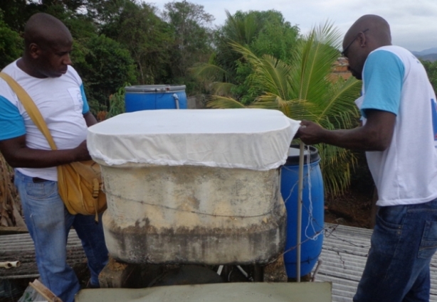 Tampar as caixas d'água é uma medida importante no combate ao mosquito transmissor da dengue