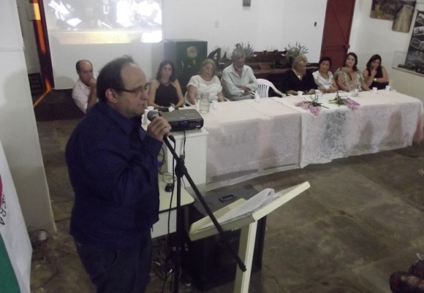 O prefeito de Recreio, discursa durante a solenidade na biblioteca municipal