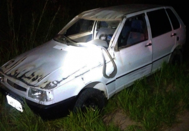 O Fiat Uno capotou na pista em frente a casa de Show Boiadeiros