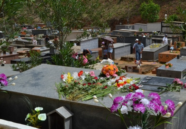 O Cemitério Municipal São José recebeu muitos visitantes nesta manhã de Finados