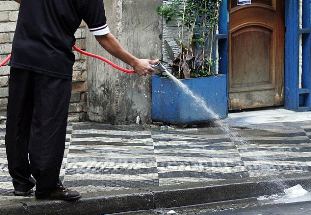 A falta de chuva e o consequente racionamento de água levou a prefeitura de Viçosa a dobrar o valor da multa para quem desperdiçar água
