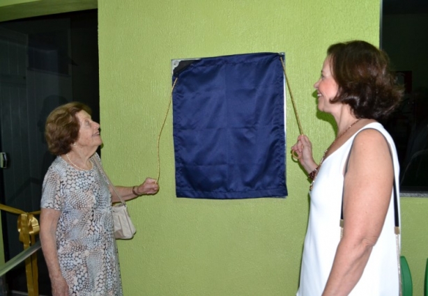 Filha e neta do homenageado, Dona Josélia e Maria Cláudia, descerram a placa alusiva ao Centro Ambulatorial José Inácio Peixoto