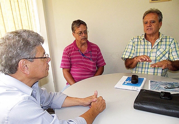 O prefeito José Roberto à esquerda, com com Narciso, de frente, e um assessor, ao centro, durante reunião sobre o abastecimento de água em Leopoldina