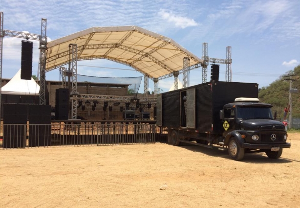 No palco, som e luz estao sendo montados para esta noite