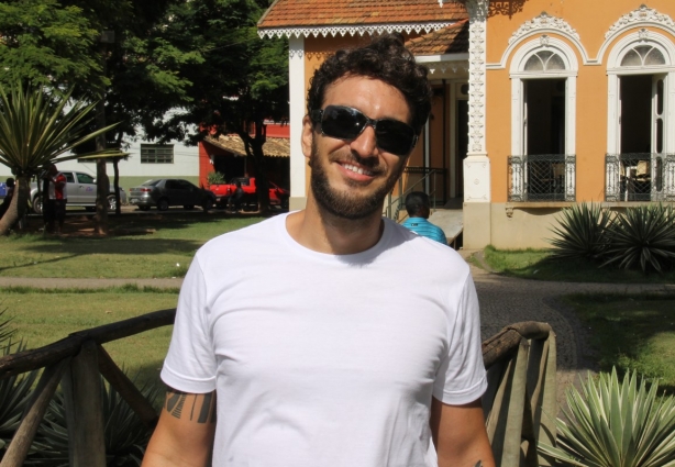 O cantor e compositor Renato Barushi promove show para angariar recursos para gravar seu segundo CD "Remendos"