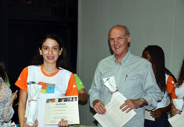 Aluna participante do curso e o presidente da Energisa Minas Gerais, Eduardo Mantovani durante a solenidade de encerramento do programa