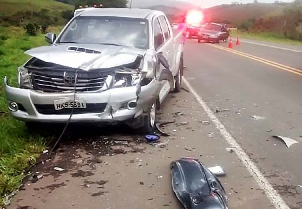 Uma Hilux e um Corsa se envolveram em um acidente próximo a Laranjal neste domingo