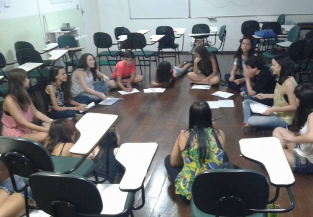 Os alunos do Aleia Oficina Criativa de Redação em plena atividade. Agora é a vez de preparar os alunos para o Enem