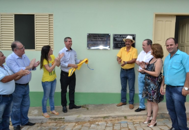 Descerramento de placa de inauguração da reforma da capela mortuária do distrito