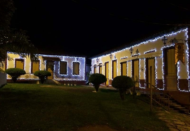 As fachadas de alguns imóveis já receberam a iluminação decorativa no centro de Piacatuba