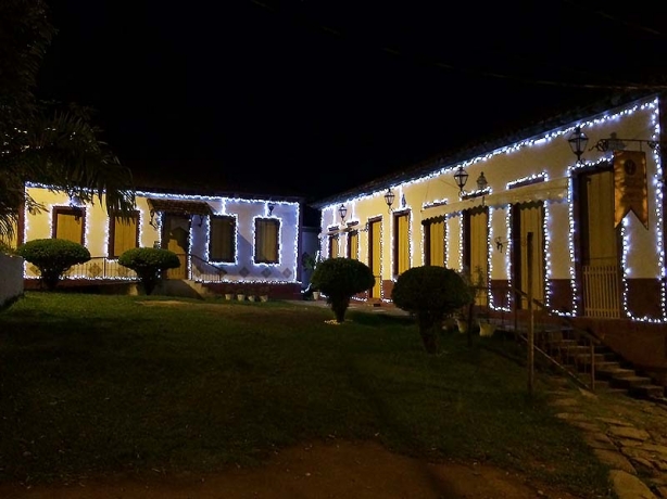 As fachadas de alguns im&oacute;veis j&aacute; receberam a ilumina&ccedil;&atilde;o decorativa no centro de Piacatuba
