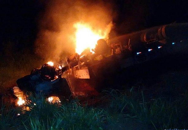 A carreta parcialmente em chamas que foi controlada pelos bombeiros de Leopoldina