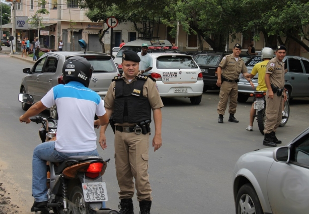 Major Miranda comanda a Blitz na Praça governador Valadares nesta tarde