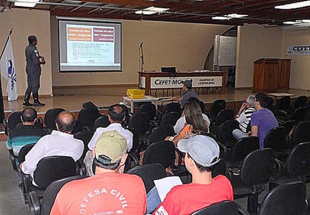 Os bombeiros deram orientações sobre como proceder em organizações de festas públicas comunitárias