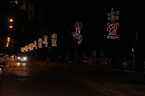 As ruas do centro da cidade est&atilde;o com brilho e mais coloridas como parte da campanha &quot;Natal Iluminado&quot;